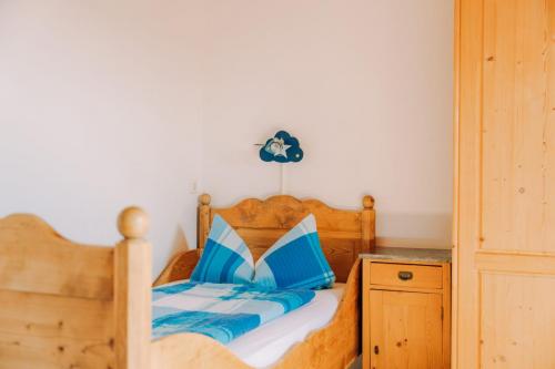 Einzelbett im Schlafzimmer mit Nachtkästchen