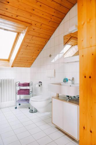 Badezimmer der Ferienwohnung mit Waschbecken und WC sowie Duschbadewanne (nicht im Bild)